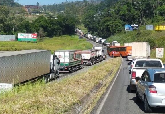 Obras do DNIT causam lentidão na BR-381, em João Monlevade