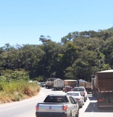 Após acidente entre dois caminhões, BR-381 registra congestionamento nesta sexta-feira