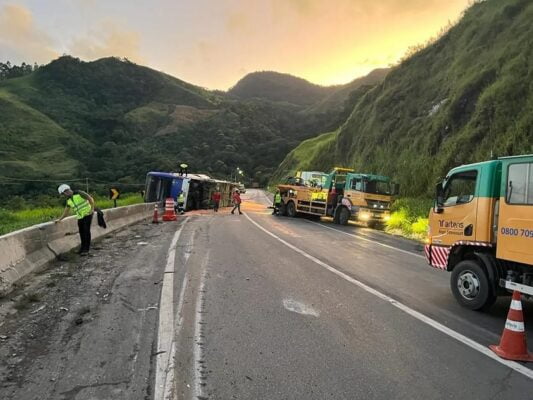 Acidente de ônibus na rodovia Régis Bittencourt deixa ao menos três mortos, entre elas uma criança