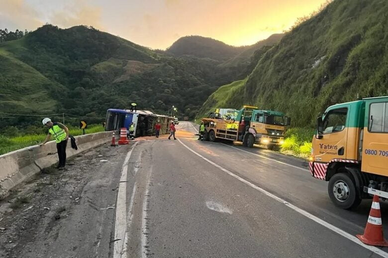 Acidente de ônibus na rodovia Régis Bittencourt deixa ao menos três mortos, entre elas uma criança