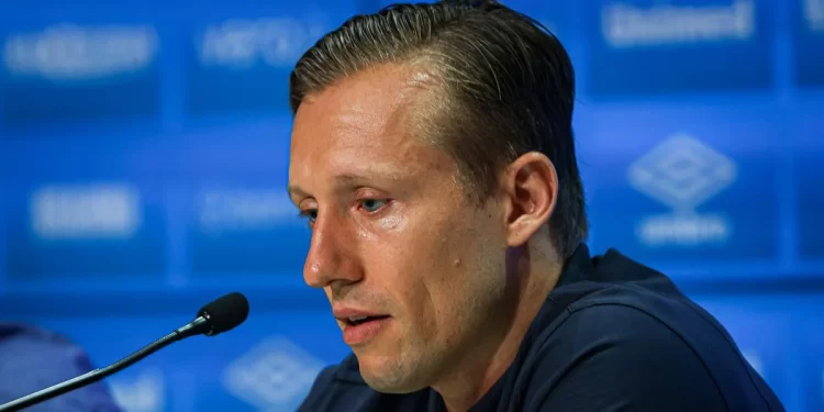 Lucas Leiva se aposenta no Grêmio por causa de grave problema cardiológico