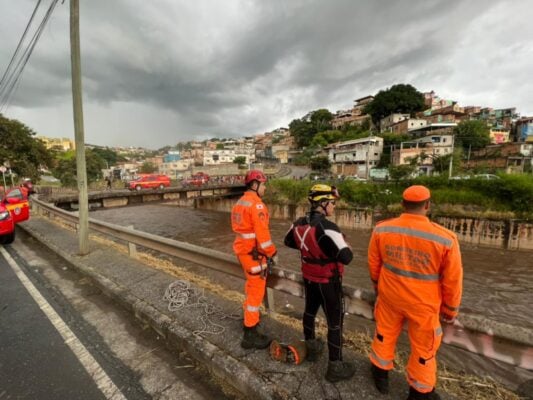 bombeiros procuram por homem no rio Arrudas