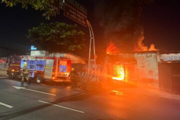Bombeiros combatem incêndio em borracharia na Pampulha, em BH