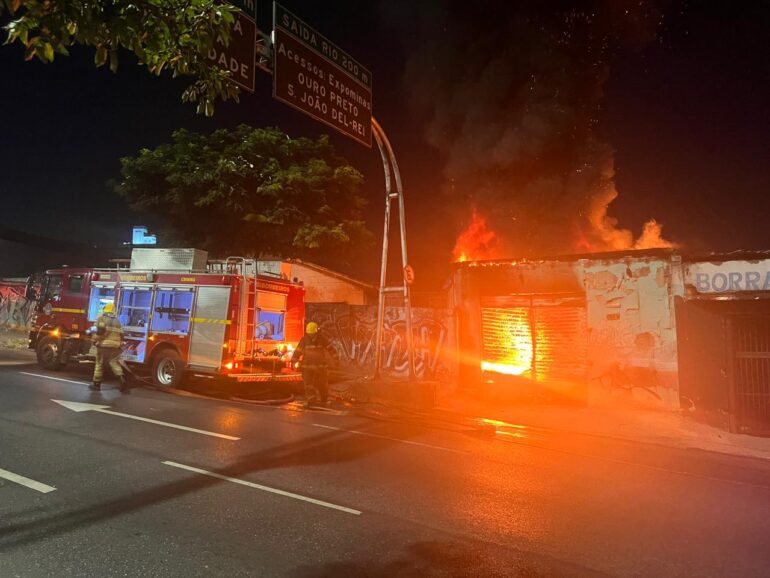 Bombeiros combatem incêndio em borracharia na Pampulha, em BH