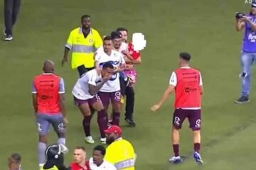Torcedor do Inter invade o campo com criança no colo e agride jogador