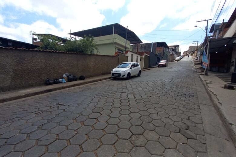 Obras de pavimentação na rua Ipatinga pedem atenção redobrada no trânsito em Monlevade