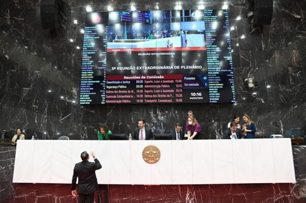 ALMG vota aumento salarial de Zema