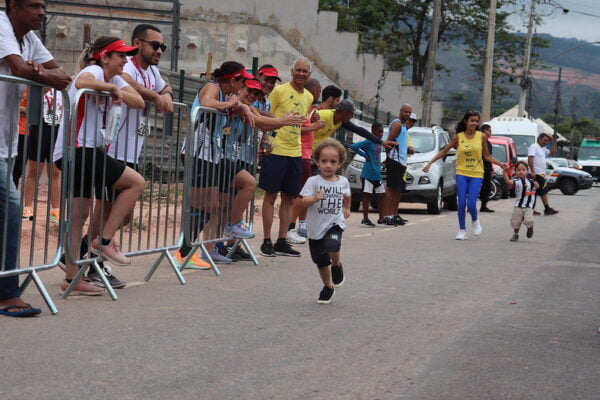 A Pratique Run - DeFato 30 Anos também teve corrida kids; confira a galeria de fotos