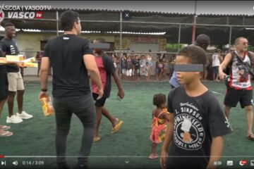 Homem com fuzil aparece em vídeo de Páscoa do Vasco; clube tirou vídeo do ar