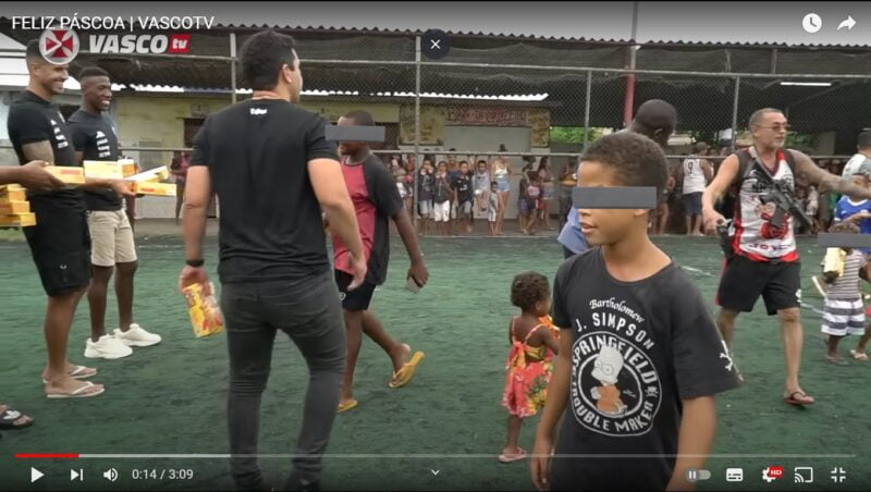 Homem com fuzil aparece em vídeo de Páscoa do Vasco; clube tirou vídeo do ar