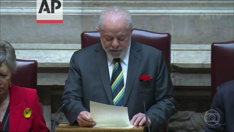 Lula discursa no Parlamento português sob vaias e aplausos