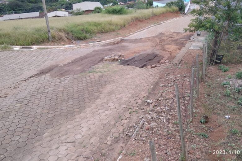 Cinco meses de descaso: Prefeitura de Monlevade promete manutenção na rua Itaobim mas não cumpre