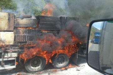 Carreta pega fogo na altura de Jaguaraçu, na BR-381