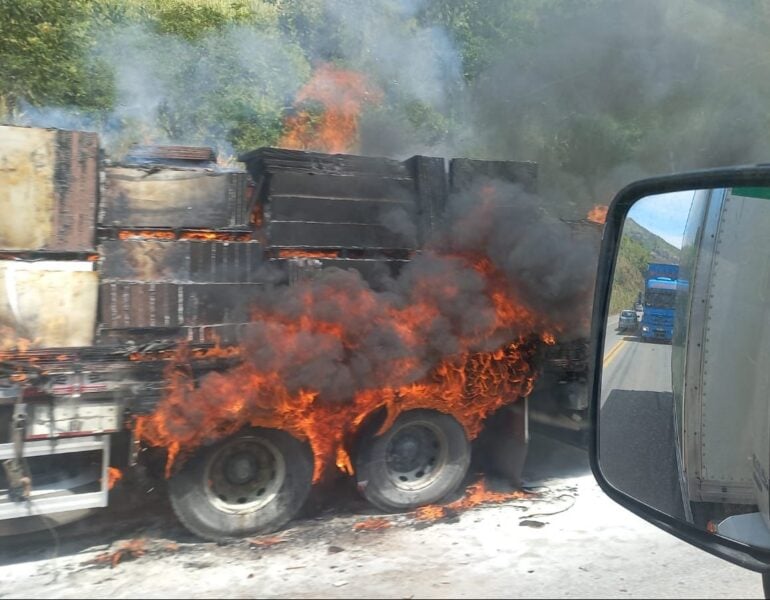 Carreta pega fogo na altura de Jaguaraçu, na BR-381