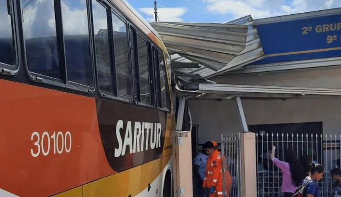 onibus-invade-unidade-da-pm-apos-motorista-passar-mal