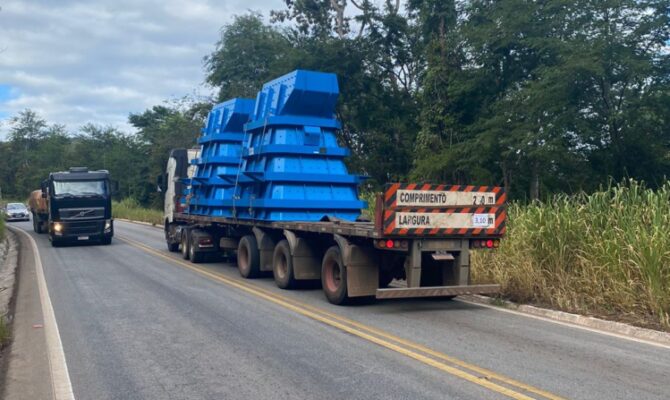 peca-cai-de-carreta-e-interdita-parcialmente-a-estrada-de-nova-era
