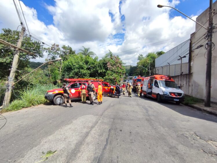 Motorista fica ferido ao capotar caminhão de coleta de lixo