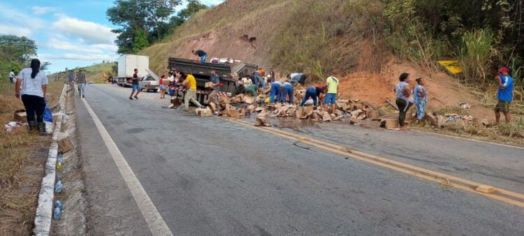 carga-desprende-de-caminhao-e-e-saqueada-na-estrada-de-nova-era