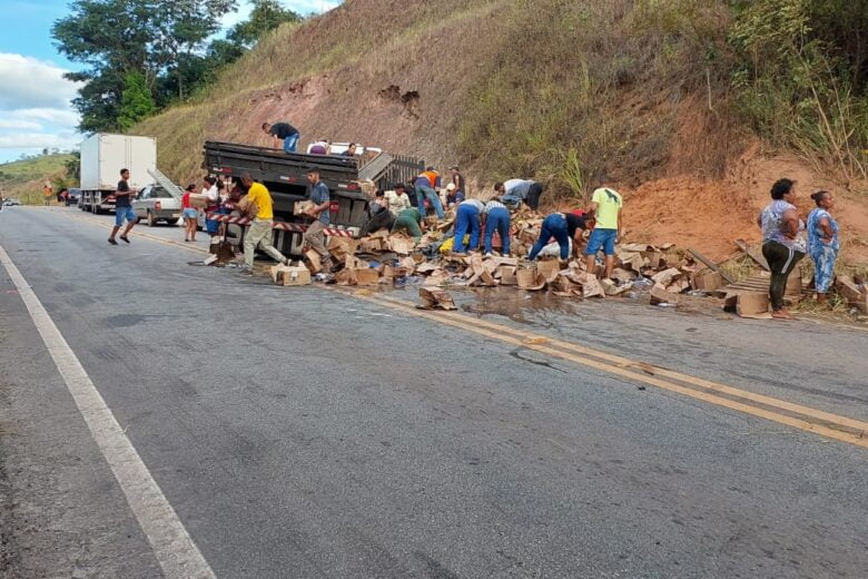 Carga desprende de caminhão e é saqueada na estrada de Nova Era