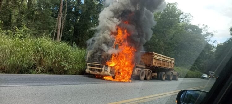 Carreta pega foto na BR-381, em Bela Vista de Minas