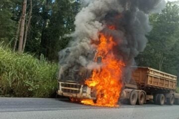 Carreta pega fogo na BR-381, em Bela Vista de Minas