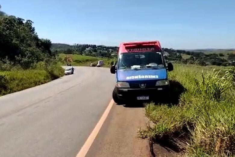 Carro cai em ribanceira e condutor é encontrado morto