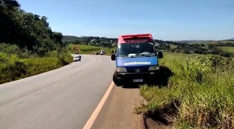 Carro cai em ribanceira e condutor é encontrado morto