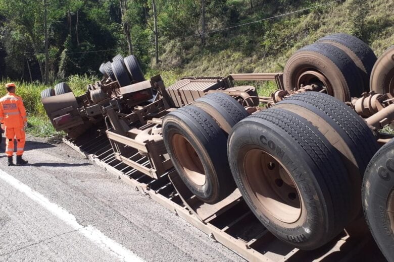 Carreta tomba com bobinas de arame na BR-381