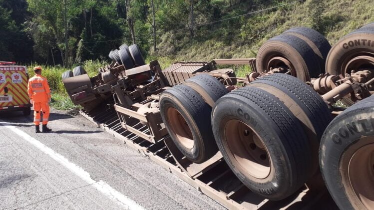 Carreta tomba com bobinas de arame na BR-381