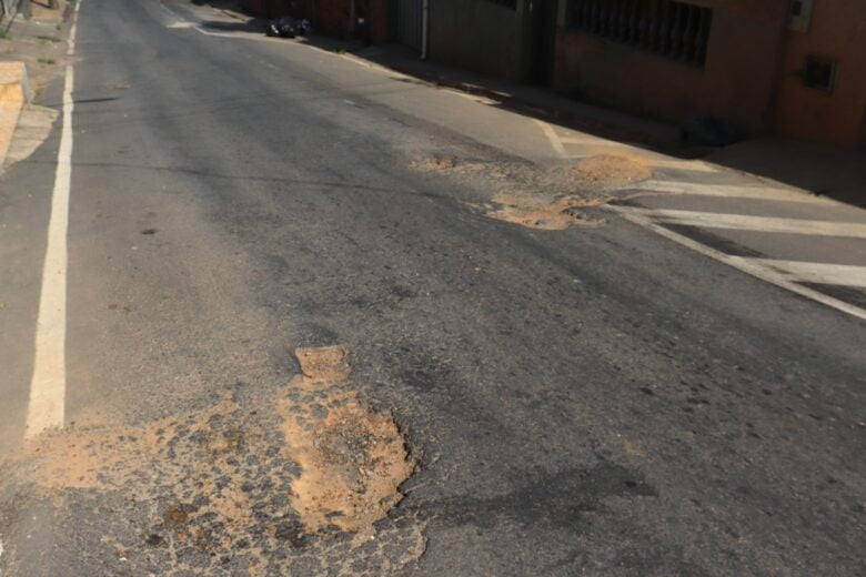 “Obra piorou situação da rua”. Moradores da Valdemar de Alvarenga Lage fazem desabafo