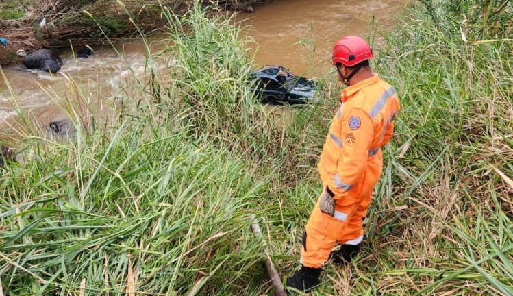 Carro capota dentro de rio e quatro pessoas ficam feridas