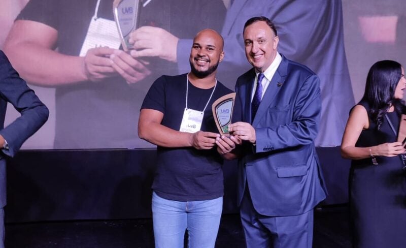 Sidney do Salão recebe Troféu Personalidades do Brasil por idealização do projeto ‘Cabeça Feita’