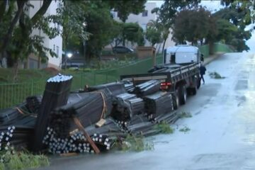 Carreta que transportava madeira tomba nesta madrugada no bairro Floramar, em BH