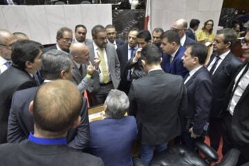 Deputados aprovam, em 1º turno, reajuste salarial de quase 300% para o governador de Minas Gerais