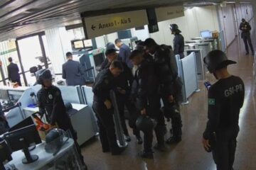 Durante invasão ao Palácio do Planalto agentes do GSI olhavam celulares e brincavam entre si