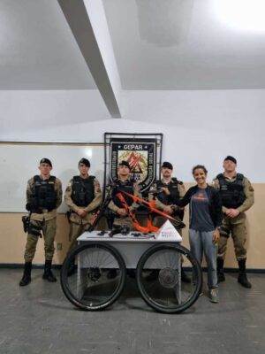 policiais recuperam equipamento de atleta de mountain bike