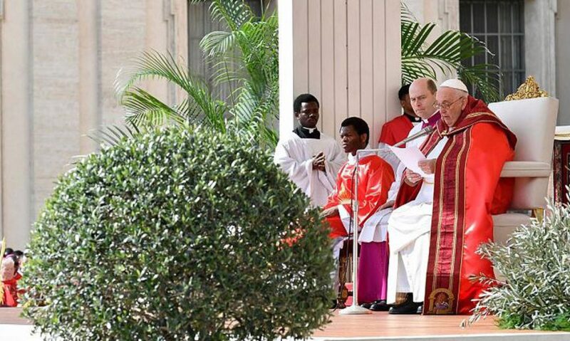 Após alta hospitalar, papa Francisco celebra missa do Domingo de Ramos