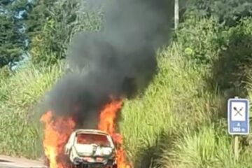 Bom Jesus do Amparo: carro pega fogo na BR-381