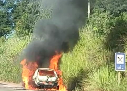 Bom Jesus do Amparo: carro pega fogo na BR-381