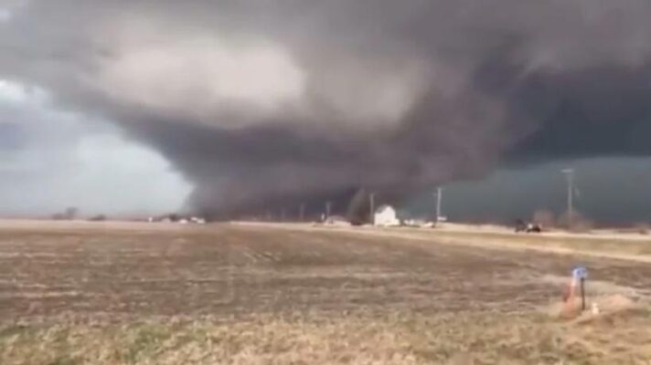 Tornados e tempestades matam ao menos 26 pessoas nos EUA