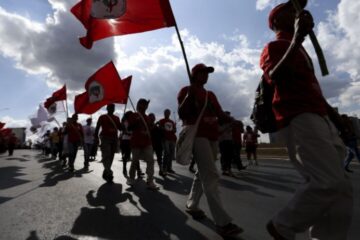 Líder do MST se rebela contra o governo Lula