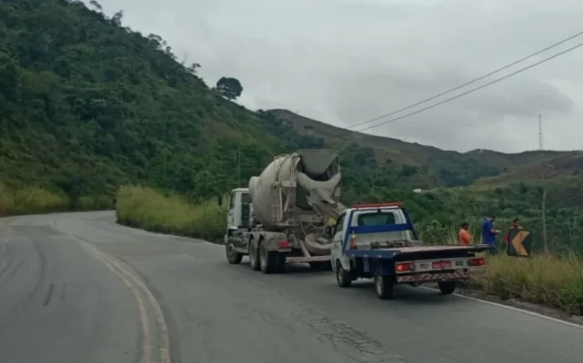 Carro capota e desce ribanceira na BR-381, na altura de Antônio Dias