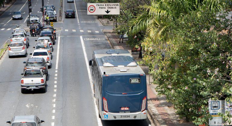 Prefeito de BH sanciona lei e passagem de ônibus volta a R$ 4,50 a partir de sábado