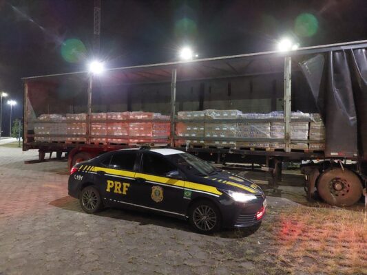 Homem rouba semirreboque e carga de creme de leite e acaba preso pela PRF