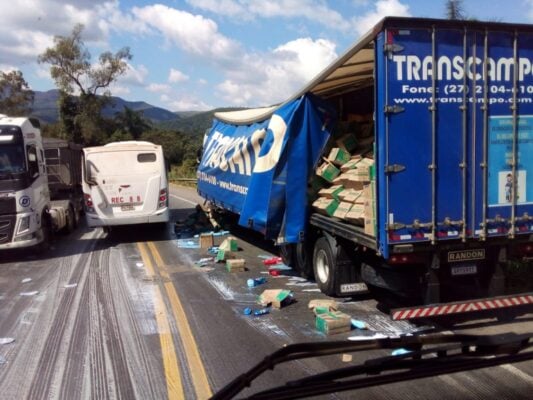 Carga de carreta com de produtos de limpeza tomba na BR-381