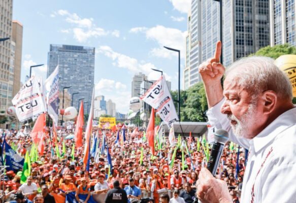 Lula critica juros e diz que governo estuda isentar Imposto de Renda da PLR dos trabalhadores