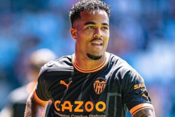 Assaltantes invadem casa de Justin Kluivert, do Valencia, e agridem companheira do jogador