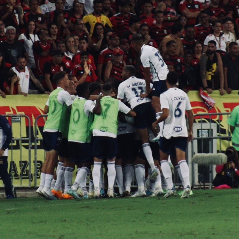 Cruzeiro domina segundo tempo, perde chances e empata com o Flamengo