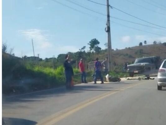 Batida frontal entre moto e caminhão deixa um morto em Belo Oriente