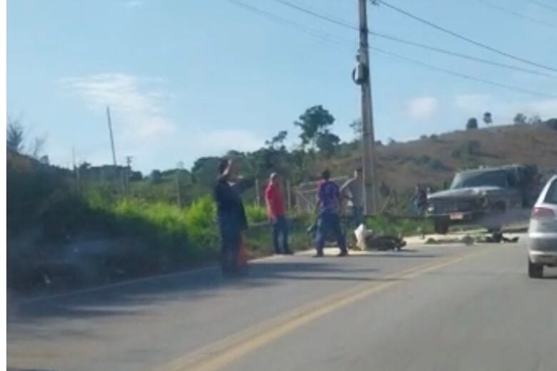 Batida frontal entre moto e caminhão deixa um morto em Belo Oriente